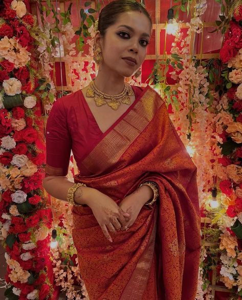 Bengali Wedding Guest Look, Bengali Wedding Guest Saree Look, New Bride Look Indian, Simple Bengali Bride, Red Kanjivaram Saree Silk, Simple Bengali Bridal Look, Bengali Wedding Saree, Bengali Wedding Look, Bengali Bride Reception Look