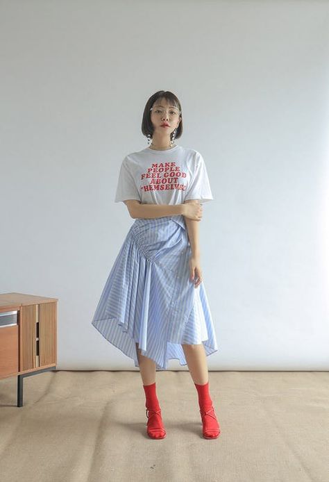 Asymmetrical hemlines will be stealing the show this fall. Assymetrical Skirt Midi, Asymetric Skirt, Style Nanda, Stylenanda Fashion, Fashion Tops Blouse, Tops Blouse, Skirt Midi, Asymmetrical Skirt, Fall Trends