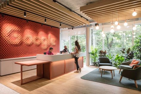 PUUR designed the interiors of Google's headquarter in Brussels, inspired by traditional materials Belgian Interior Design, Google Headquarters, Google Office, Nautical Interior, New Staircase, Office Lobby, Contemporary Building, Lobby Interior, Terrazzo Flooring