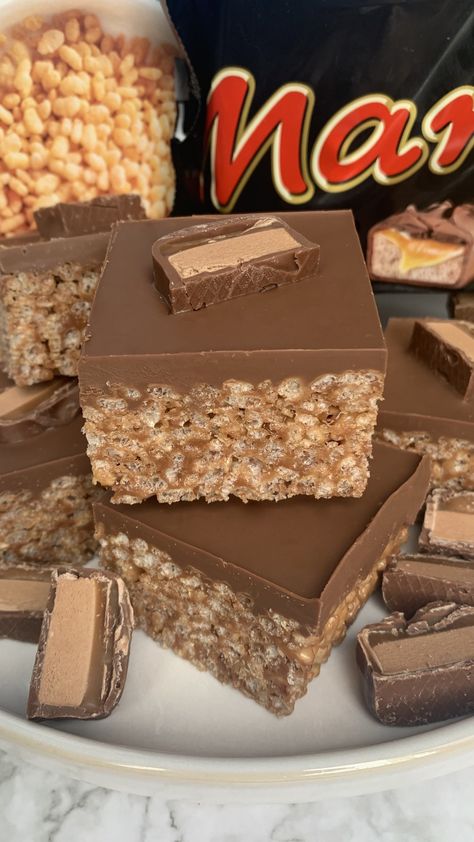 Mars Bar Squares Mars Bar Squares Recipes, Mars Bar Fudge Recipe, Mars Bar Dessert, Mars Bars Rice Krispies, Mars Rice Krispie Squares, Mars Bars Squares, Trending Baking Ideas, Mars Bar Recipes, Mars Bar Rice Krispie Squares