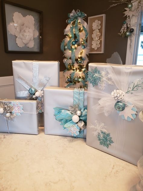 Winter Wonderland Wrapping Ideas, Frozen Gift Wrapping Ideas, Blue Christmas Wrapping Ideas, Blue Gift Wrapping Ideas, Silver Christmas Wrapping, Blue Christmas Wrapping, Packages Ideas, Christmas Wrapping Ideas, Christmas Boyfriend