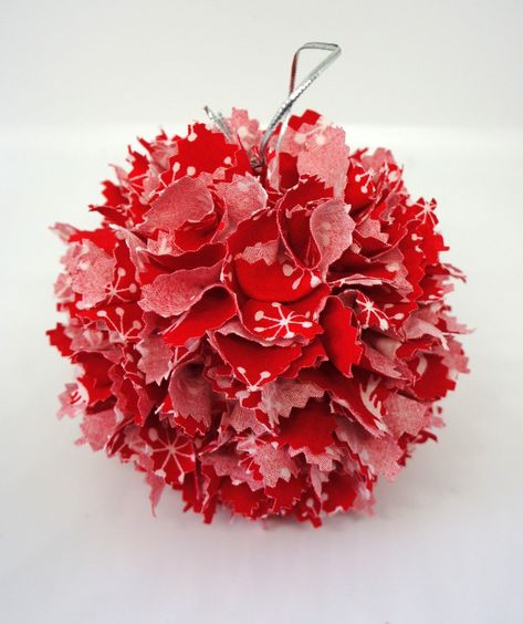 Christmas Fabric Baubles ~ Christine's Crafts - how to make Holiday Fabric Crafts, Book Christmas Tree, Christmas Fabric Crafts, Fabric Balls, Quilted Ornaments, Quilted Christmas Ornaments, Holiday Fabric, Fabric Ornaments, Fabric Christmas Ornaments