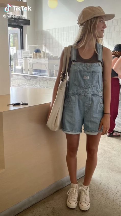 Coverall Short Outfits, Brown Shortalls Outfit, Beachy Overalls Outfit, Levi Short Overalls, Jean Shortalls Outfit, Slouchy Summer Outfits, Jean Overall Outfits Shorts, Shorts Overalls Outfit Summer, Green Overall Shorts Outfit