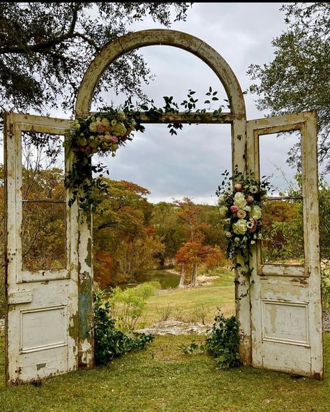 Garden Yard Ideas, Old Door, Garden Doors, Garden Structures, Garden Cottage, Garden Gates, Backyard Decor, Backyard Landscaping Designs, Dream Garden