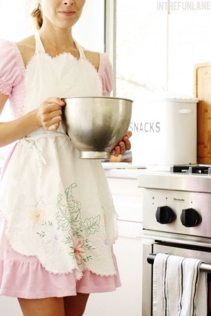 Cooking Apron Aesthetic, Dream Bakery, Pastel Kitchen, Happy Housewife, Cupcake Shops, Pink Cottage, Vintage Apron, Sewing Aprons, Pink Kitchen