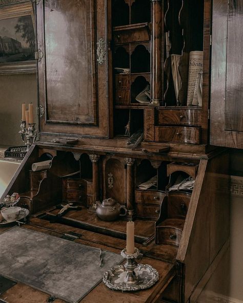 Vintage Room Aesthetic, Victorian Era Aesthetic, Gothic Desk, Victorian Office, Victorian Gothic Decor, Old School Desks, Victorian Desk, Dark Victorian, Moody Decor