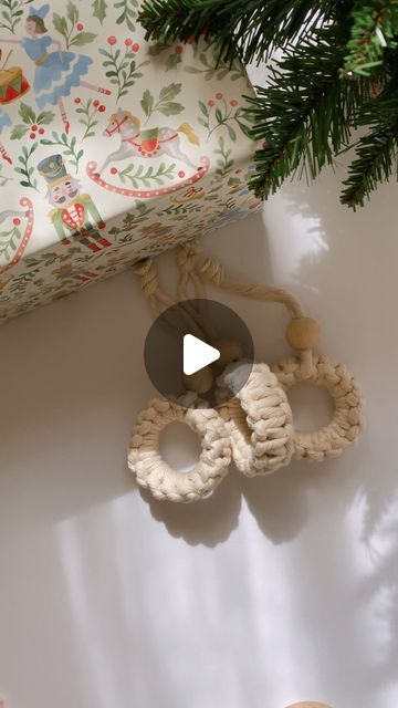 Macrame Gifts, Macrame Ornaments, Diy Keychains, Handmade Market, Dyi Projects, Braid Tutorial, Macrame Ideas, Macrame Tutorial, December 11