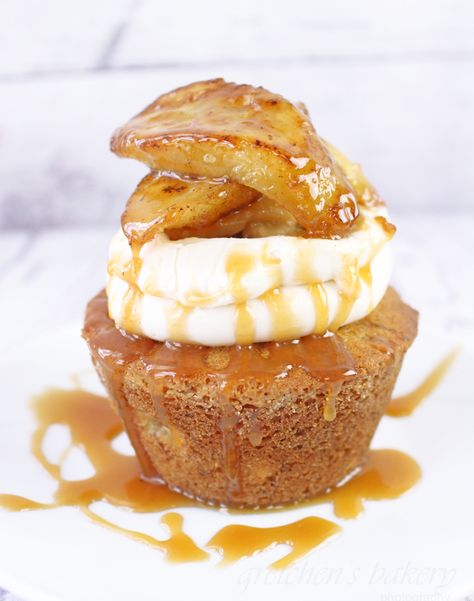 Bananas Foster Cupcakes - Gretchen's Vegan Bakery Banana Whoopie Pies, Bananas Foster Cake, Chocolate Buttermilk Cake, Banana Foster, Baklava Cheesecake, Buttermilk Cake, Vegan Cheesecake Recipe, Banana Cupcakes, Caramelized Bananas