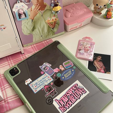 Ipad Case Stickers Ideas Aesthetic, Cute Ipad Cases Aesthetic, Ipad Stickers Aesthetic, Ipad Case Deco, Ipad Case Stickers Ideas, Ipad Aesthetic Case, Ipad Cover Aesthetic, Ipad Case Ideas, Ipad Case Aesthetic