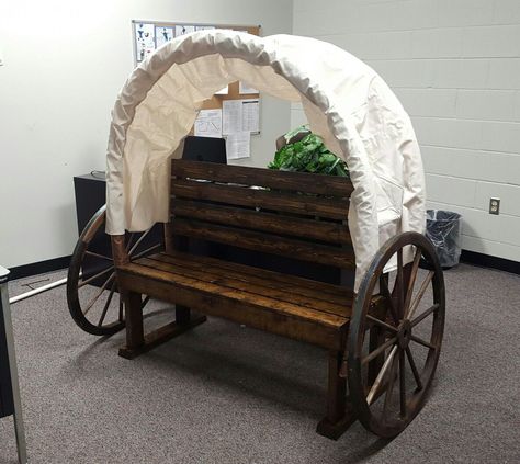 How To Make A Covered Wagon, Pioneer Photo Booth, Chuck Wagon Decorations, Western Wagon Diy, Pioneer Day Decorations, Covered Wagon Diy, Western Parade Float Ideas, Diy Covered Wagon, Diy Wagon Wheel