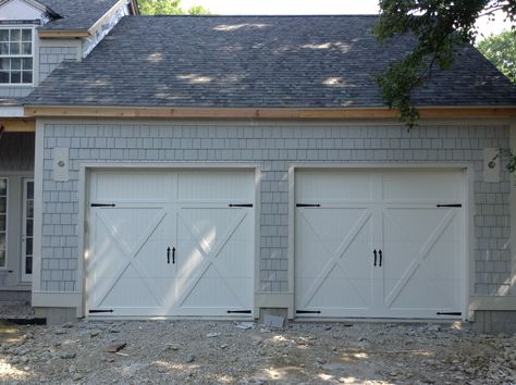 C.H.I. 5434 White Carriage House Door with no windows Garage Doors Without Windows, Garage Doors No Windows, Craftsman Style Garage Doors, Chi Garage Doors, Carriage Garage, White Garage Doors, Carriage Style Garage Doors, Faux Wood Garage Door, Garage Door Colors