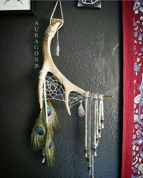 dream catcher Deer Antler Dream Catcher, Antler Dream Catcher, Antler Wall Hanging, Antler Projects, Deer Antler Crafts, Antler Ideas, Dream Catcher Tutorial, Antlers Decor, Antler Crafts