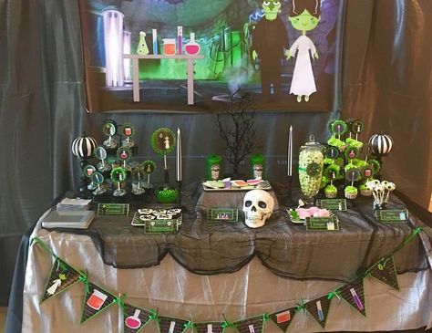 Frankenstein Birthday Party, Frankenstein Theme Party, Frankenstein Party Ideas, Frankenstein Birthday, Frankenstein Halloween Party, Frankenstein Party, Halloween Mad, Book Decorations, Scientist Lab