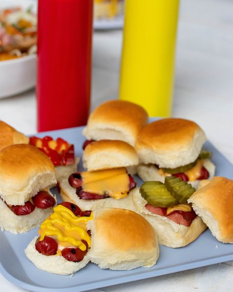 A new take on a classic! Hot dog sliders are just as tasty in bite-size form. Mini Hot Dogs Appetizers, Hot Dog Sliders Mini, Mini Hot Dog Recipes Lil Smokies, Sliders Ideas, Hot Dog Sliders, Mini Hot Dog Recipes, Cocktail Hotdogs Lil Smokies, Chili Dog Bake, Baked Hot Dogs