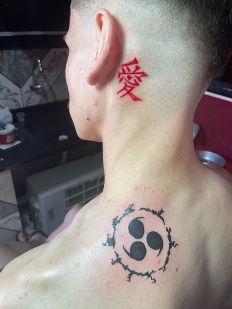 Gaara Face Tattoo, Naruto Tattoo Gaara, Anime Neck Tattoo, Garra Tattoo, Sasuke Tattoo, Gaara Tattoo, Hellboy Tattoo, Kanji Tattoo, Tatuagem Masculina Pequena