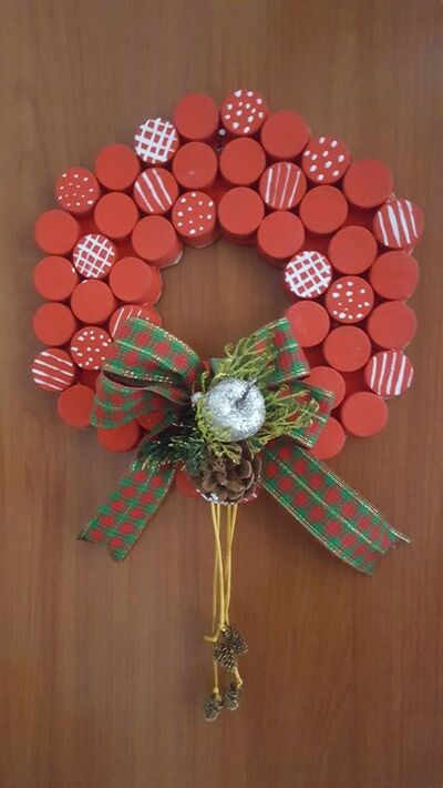 70 Creative Bottle Cap Ideas and Crafts - Craftionary Diy Tapas, Bottle Cap Decor, Recycled Christmas Decorations, Recycled Decor, Whimsical Santa, Classroom Christmas Decorations, Wine Cork Diy Crafts, Santa Decor, Easy Diy Christmas Gifts