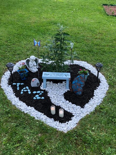 Memorial Backyard Ideas, Memorial Spot In Yard, Cat Grave Ideas, Garden Memorial Ideas, Backyard Memorial Garden Ideas, Pet Memorial Garden Ideas, Pet Grave Ideas, Small Memorial Garden Ideas, Backyard Memorial