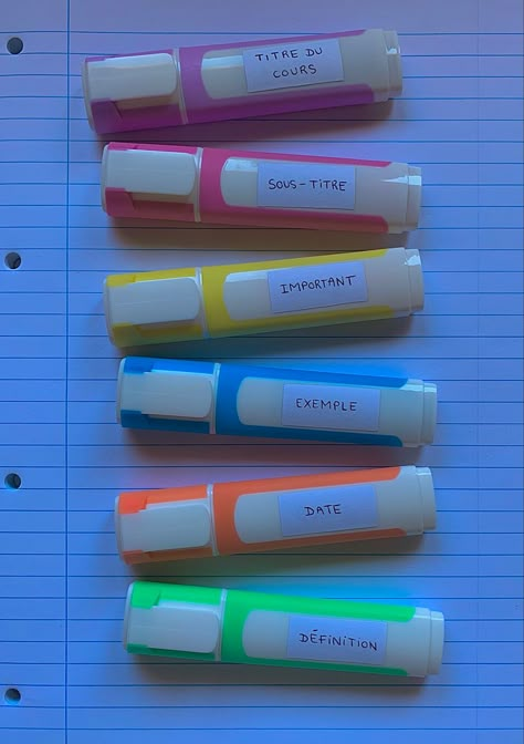 6 surligneurs dans des tons pastels corespondant chacun à un élément de vos cours #lycée #organisation #surligneurs #aesthetic School Organisation Aesthetic, College Organisation, Japanese School Supplies, School Organisation, Middle School Hacks, French Expressions, Nice Handwriting, Notes Inspiration, Stationary School