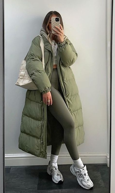 Long Green Puffer Jacket Outfit, Down Coat Outfit, Green Winter Puffer Jacket, Oversized Green Puffer Jacket For Winter, Green Puffer Winter Outerwear, Green Winter Puffer Parka, Green Puffer Jacket Outfit, Parka Outfits, Long Puffer Jacket Outfit