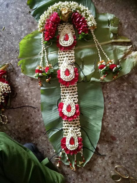 Jada Models, Moggina Jade, Poola Jada, Flowers Jewellery, Indian Wedding Flowers, Ring Platter, Flower Jewelry Designs, Jade Flower, Wedding Flower Jewelry