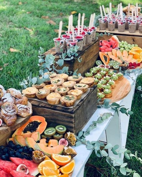 Kaltes Buffet Ideen - tolle Beispiele und Tipps, wie Sie einen anlockenden Grazing Table anrichten Grazing Platter Ideas, Wedding Shower Brunch, Baguette Sandwich, Amazing Food Platters, Buffet Party, Gourmet Salad, Fairy Bread, Grazing Table, Breakfast Pastries