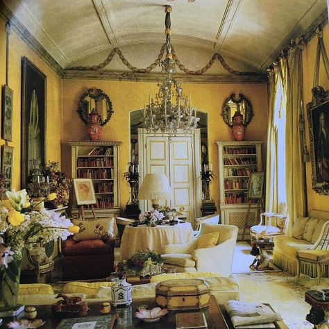 Nancy Lancaster's "Buttah Yellow" Drawing Room. Designed by Nancy Lancaster and John Fowler in the 1950’s.  This room remains iconic. Her taste was flawless. This photo was taken from House & Garden, 1989. English Country House Style, English Interior, English Country Decor, English Country Style, English Decor, Yellow Room, Yellow Walls, English Country House, Country Style Homes