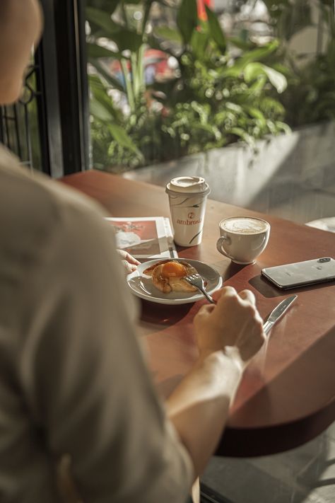 People Drinking Coffee Photography, Tea Shop Photography, Cafe Lifestyle Photography, Cafe Food Photography Ideas, Cafe Picture Ideas, Barista Photography, Cozy Cafe Aesthetic, Cafe Food Photography, Bistro Branding