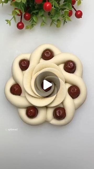 Kue Fondant, Pastry Design, Decorações Com Comidas, Amazing Food Decoration, Bread Art, Amazing Food Art, Creative Food Art, Food Carving, Easy Food Art