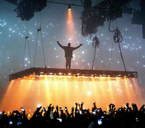 Kanye West Kanye West Concert, Saint Pablo, Rap Concert, Set Design Theatre, California Vibe, Concert Aesthetic, Dream Concert, Stage Show, Tupac