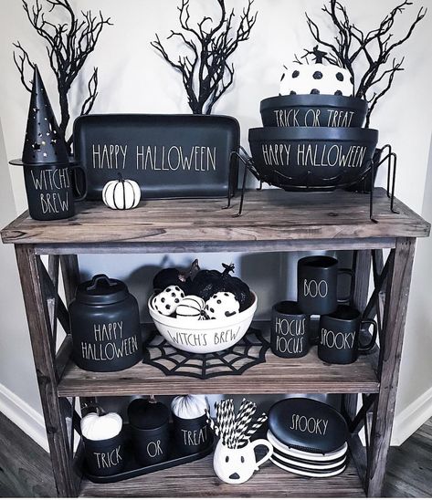 Maximalist Mansion, Diy Halloween Dekoration, Fun Diy Halloween Decorations, Halloween Decorations Ideas, Dollar Store Halloween Decorations, Dekorasi Halloween, Black And White Halloween, Hallowen Ideas, Dark Decor