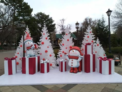 Retail Christmas Decorations, Toyland Christmas Theme, Diy Christmas Crafts For The Home, Chrismast Decoration Ideas, Christmas Grotto Ideas, Large Outdoor Christmas Decorations, Christmas Grotto, Christmas Parade Floats, Christmas Props