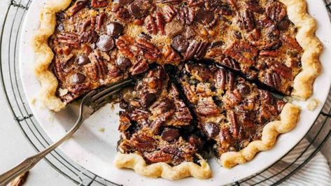 Paula Deen’s Chocolate Pecan Pie Recipe | DIY Joy Projects and Crafts Ideas Pecan Pie Paula Deen, Original Pecan Pie Recipe, Chocolate Chip Pecan Pie, Chocolate Pecan Pie Recipe, Chocolate Bourbon Pecan Pie, Butternut Bakery, Bourbon Pecan Pie, Chocolate Bourbon, Chocolate Pecan Pie