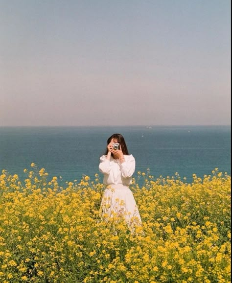 Flower Field Photoshoot, Senior Pic Inspo, Field Photoshoot, Flower Photoshoot, Spring Photoshoot, Fotografi Vintage, Dreamy Photography, Photographie Portrait Inspiration, Grad Photos