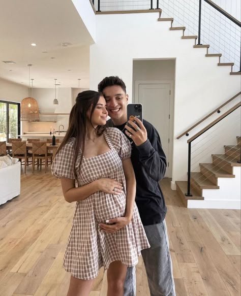 Jess And Gabe, Jess Conte, Cute Pregnancy Pictures, Maternity Photo Outfits, Pretty Pregnant, Cute Maternity Outfits, Fasion Outfits, Pregnant Couple