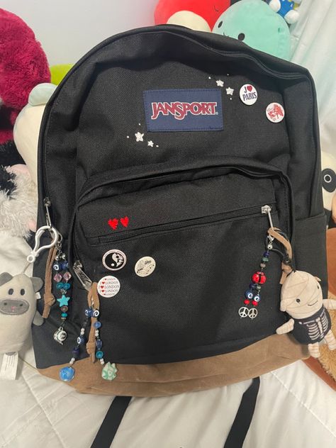 Jansport Black Backpack, Jansport Bag With Pins, Cute Ways To Decorate Your Backpack, Jansport Backpacks Decoration, School Bag Jansport, Black Backpack With Pins, Backpack Accessories Aesthetic, Bookbag Decorations, Backpack Ideas Aesthetic