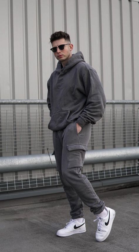 Guys Joggers Outfits, Outfit Jogger Hombre, Jogger Outfits, Best Joggers, Streetwear Chic, Boys Joggers, Outfits For Men, Outfits Hombre, Man Art