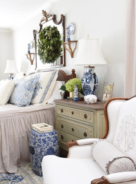 Mary Pratt, Country Bedroom Design, Design Ložnic, Preppy Bedroom, French Country Bedrooms, French Bedroom, Blue White Decor, Traditional Bedroom Decor, Hello Ladies