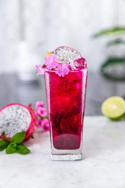 Berry Mojito, Mixology Recipes, Mojito Ingredients, Mojito Cocktail, Mixed Drinks Alcohol, Refreshing Drinks Recipes, Mojito Recipe, Viva Magenta, Rum Drinks