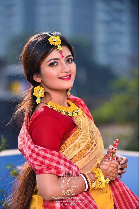 Single Girl Wedding Shoot, Bengali Wedding Photoshoot, Haldi Look For Bride, Haldi Pose, Haldi Shoot, Bengali Marriage, Haldi Poses For Bride, Haldi Poses, Bride Haldi