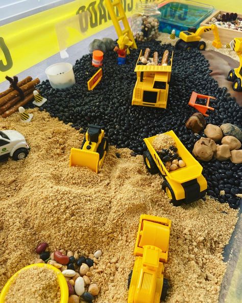 Construction site sensory bin with bulldozer, excavator, front end loader, dump truck, pond, gravel, logs, construction workers, rocks and mud. Preschool Construction, Toddler Sensory Bins, Sensory Tub, Baby Play Activities, Nursery Activities, Sensory Activities Toddlers, Construction Activities, Toddler Sensory, Baby Learning Activities