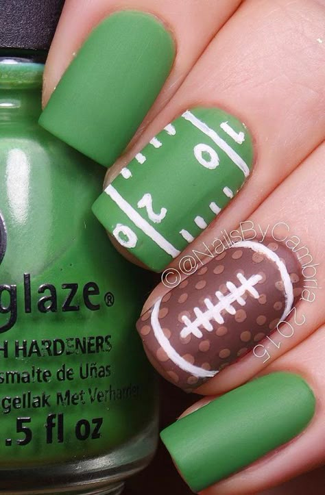 Green is a color for fields. And if the fields you are thinking of are football fields, it still counts. Here’s a matte football design for fans out there. Nail Designs For August, Nail Art Vert, Super Bowl Nails, Football Nail Designs, Football Nail Art, Nails Manicures, Frozen Nails, Sports Nails, Football Moms