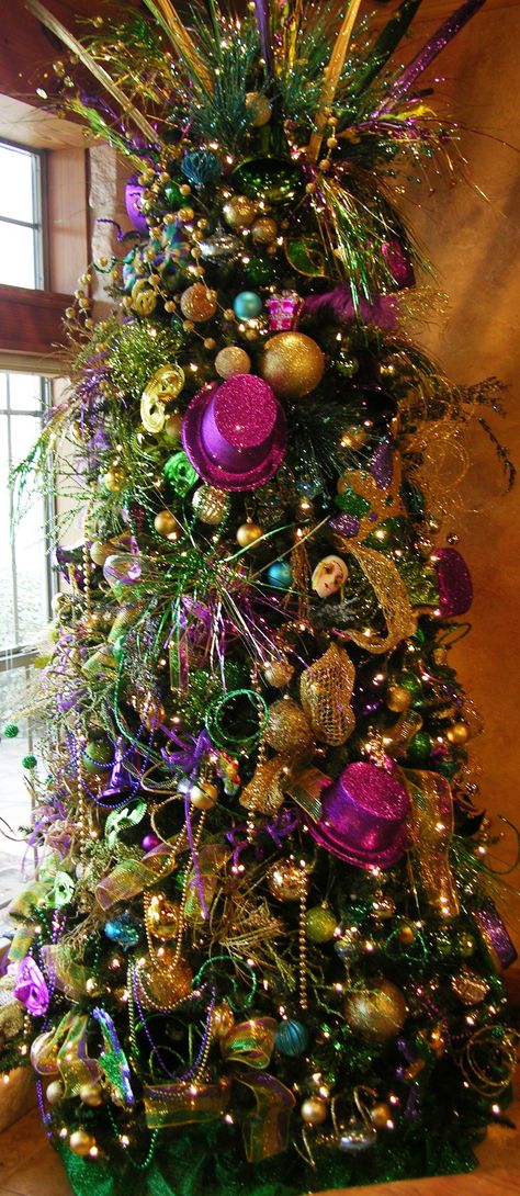 Wow! So fabulous! Crazy that there are people who do this right after Christmas, though. #mardigras Mardi Gras Tree, Mardi Grad, Madi Gras, Mardi Gras Crafts, Mardi Gra, Mardi Gras Food, Mardi Gras Wreath, New Orleans Mardi Gras, Mardi Gras Decorations