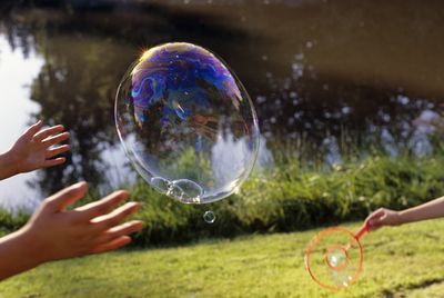 You can make strong bubbles that bounce by adding ingredients to the bubble solution. Unpoppable Bubbles, Edible Water Bottle, Bouncing Bubbles, Giant Bubble Wands, Frozen Bubbles, Bubble Recipe, How To Make Bubbles, Blow Bubbles, Bubble Solution