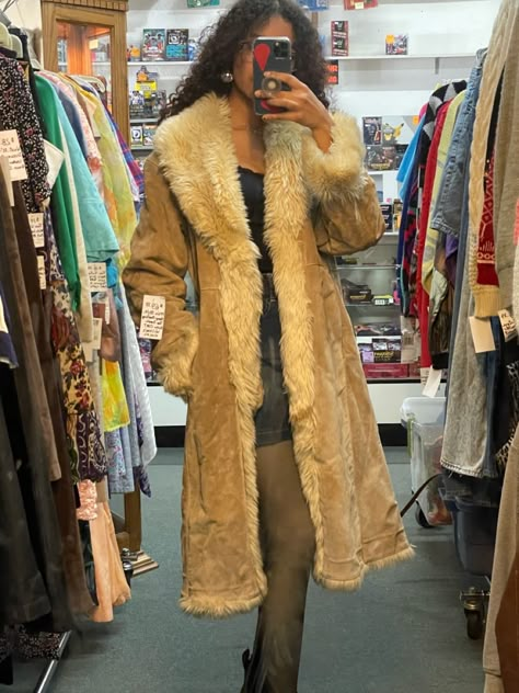 Suede And Fur Jacket, Fur Lined Trench Coat, Long Jackets Aesthetic, Long Fluffy Jacket Outfit, Long Penny Lane Coat, Vintage Fur Coat Street Style, Long Coat Vintage, Suede Fur Coat Outfit, Vintage Coat Aesthetic