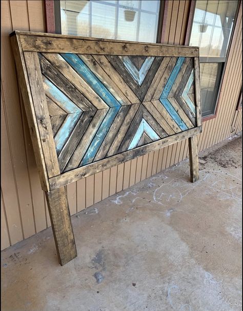 Palate Headboard Diy, Wood Projects For Room Decor, Western Style Headboards, Home Made Bed Frames Wood, Handmade Headboards Diy, Country Bed Ideas, Custom Wood Headboard, Western Headboard Diy, Western Bed Ideas