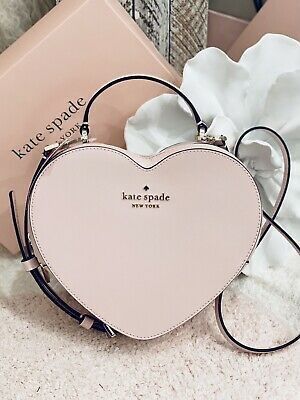 Valentines Day Bags, Purse Aesthetic, New York Love, Kate Spade Heart, Aesthetic Bags, Heart Bag, Fancy Bags, Kate Spade Purse, Pretty Bags