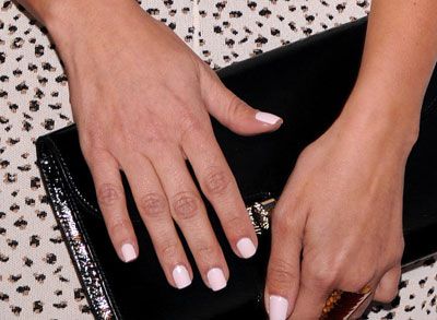 Awwww...Kim Kardashian And Her Mom Wore Matching Nail Polish Last Night Kim Kardashian Nails Short, Kim K Nails, Celeb Nails, Nails 2000s, Kim Kardashian Nails, Kardashian Nails, Pink White Nails, January Nails, Nail Bracelet