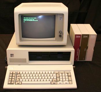 IBM computer...before the internet. I learned how to type on that dinosaur. Alter Computer, Old Computer, Vintage Computer, Disruptive Innovation, Retro Computer, Android Codes, Retro Tech, Computer History, Old Technology