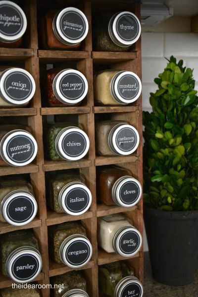 Printable Spice Labels to organize your pantry and spice rack! 1.5 inch circles with the most common spices | theidearoom.net Spice Labels, Organizing Labels, Spice Storage, Diy Kitchen Storage, Spice Organization, Trendy Kitchen, Pantry Organization, Spice Rack, Diy Organization