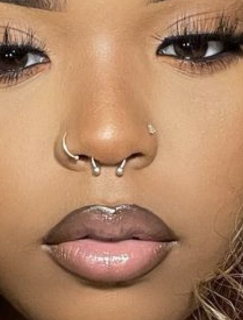 Two Nose Piercings, Double Nose Piercing, Cute Nose Piercings, Septum Piercing Jewelry, Medusa Piercing, Trendy Date Night Outfit, Face Piercings, Pretty Ear Piercings, Piercing Nose